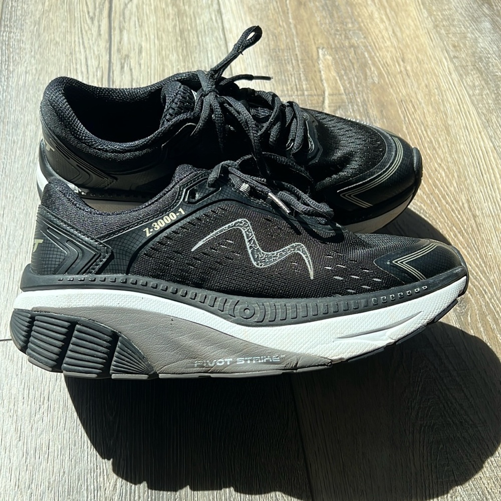 Men’s MBT, Z-3000-1, Pivot Strike running shoe size 9.5